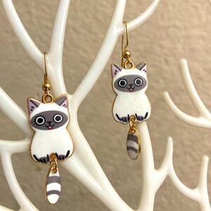 5/$10❤️❤️❤️NEW ARTICULATED CAT DANGLING EARRINGS BY ALYCE RANCOUR